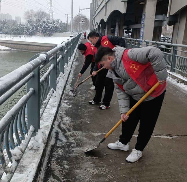 開展清雪除冰志愿服務活動